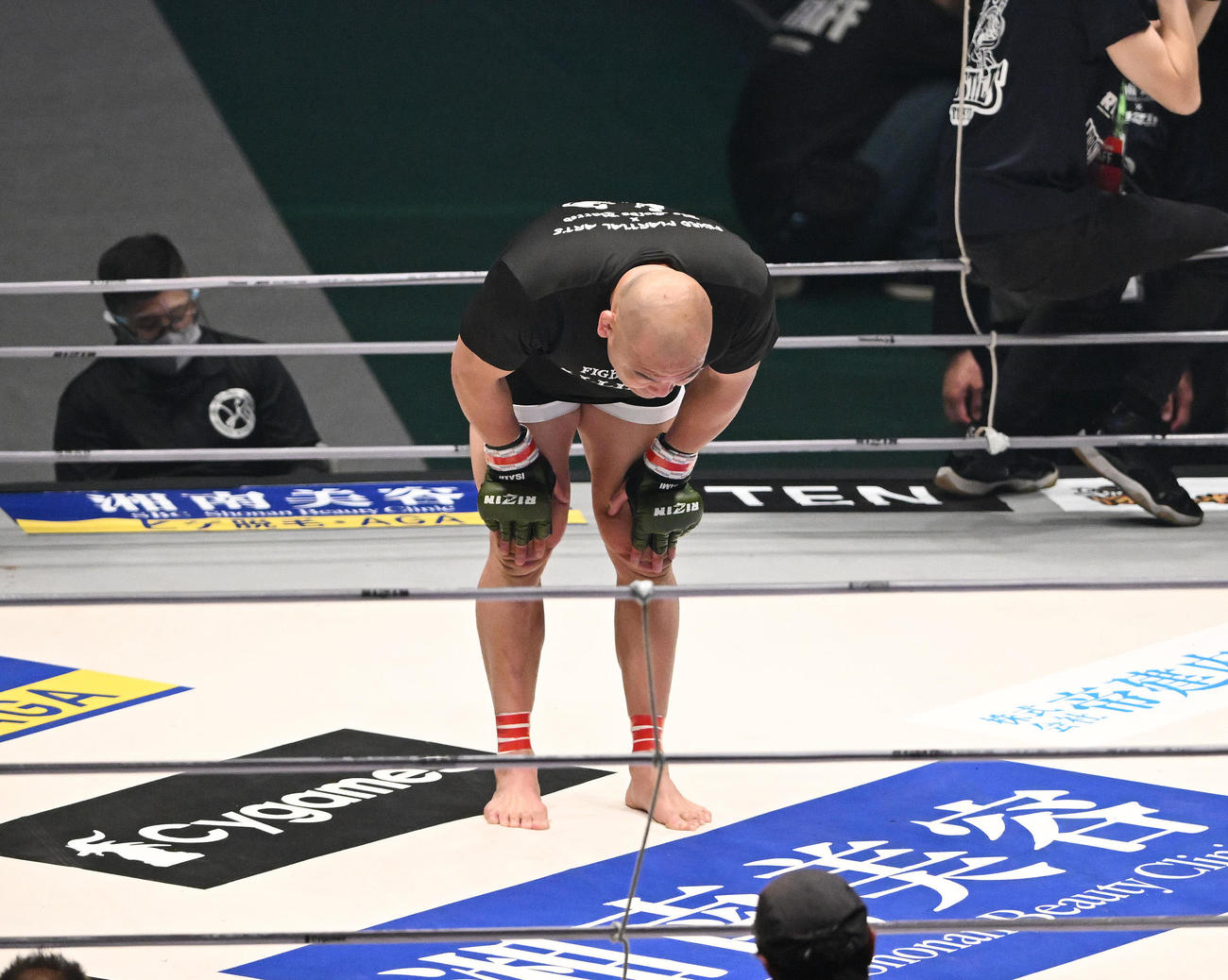 引退試合を終えリングに一礼する高阪（撮影・滝沢徹郎）