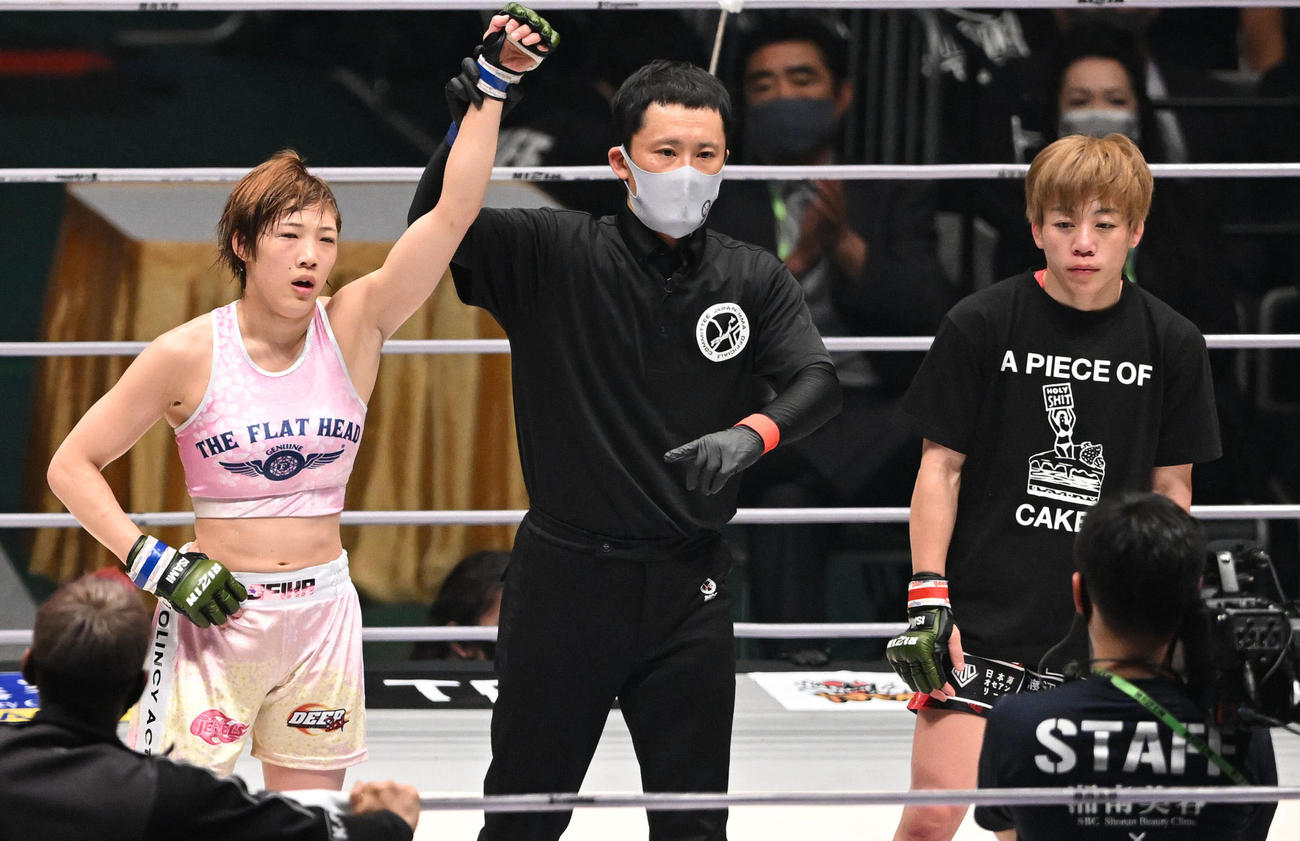 浜崎（右）に判定で勝利した伊沢（撮影・滝沢徹郎）