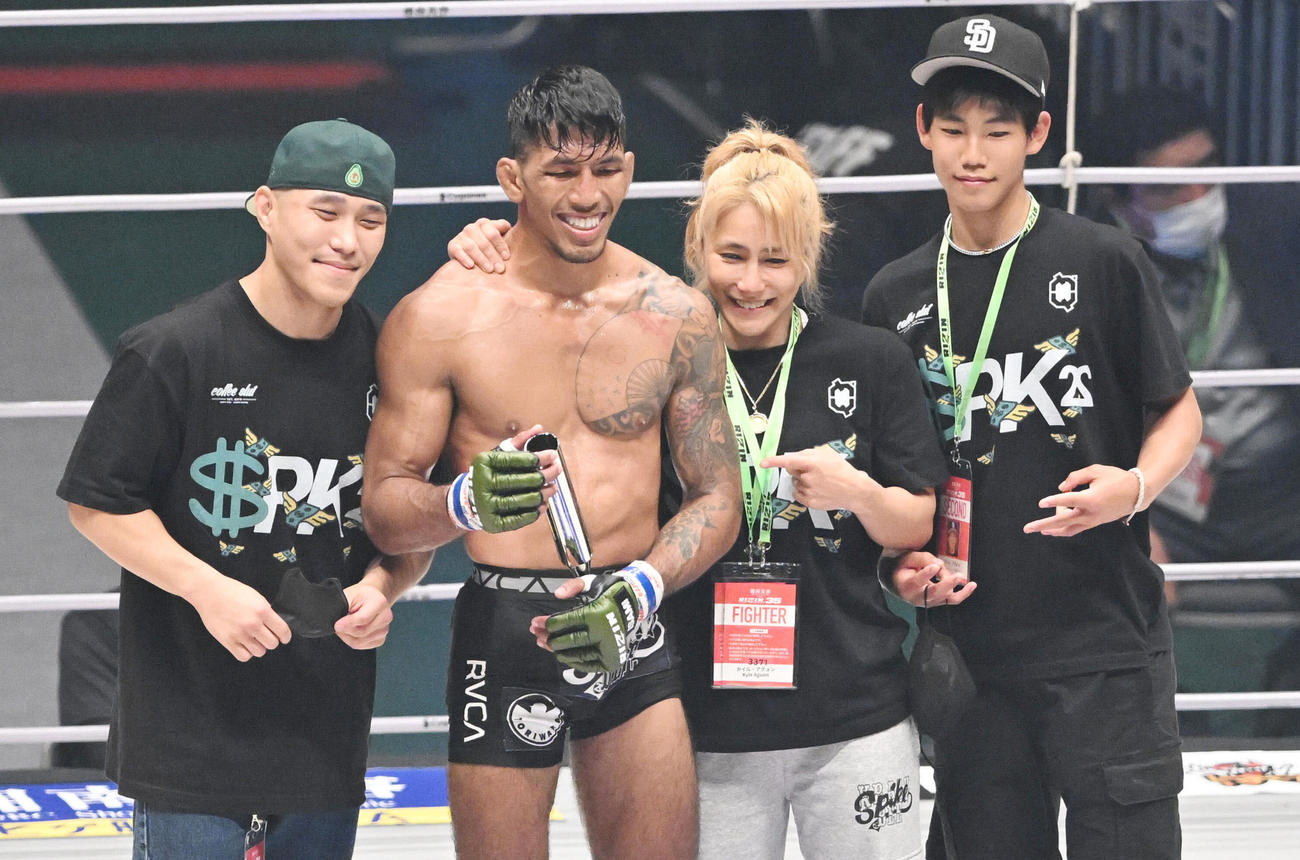 芦田に勝利したカイル・アグォン（左から2人目）は山本美憂（左から3人目）らセコンドと記念撮影する（撮影・滝沢徹郎）