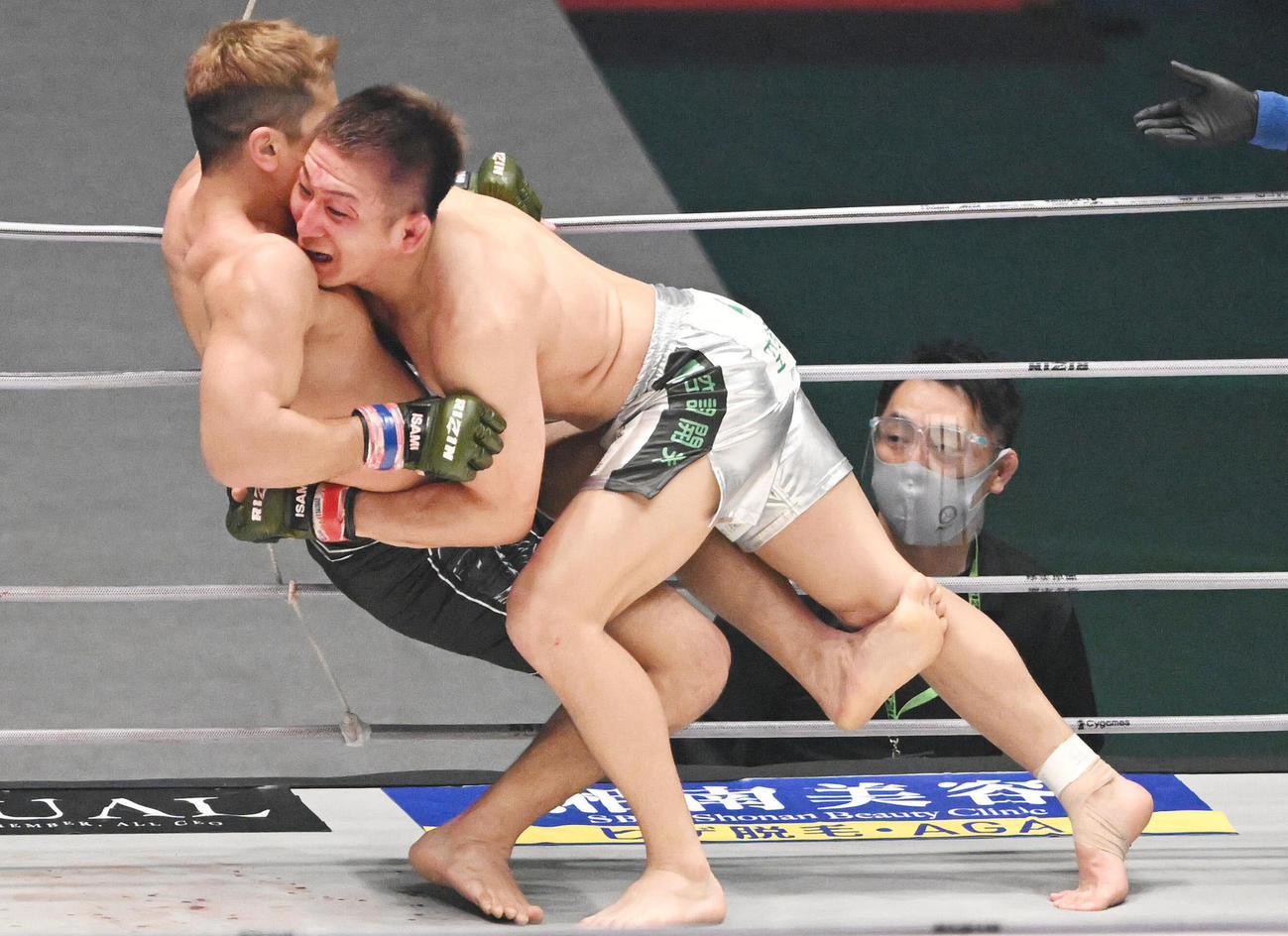 アラン“ヒロ”ヤマニハ（左）をテイクダウンする元谷（撮影・滝沢徹郎）