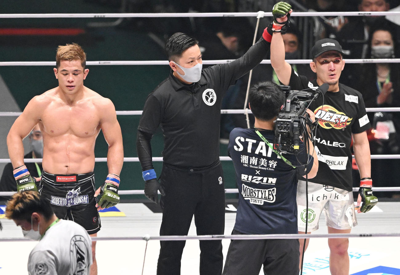 アラン“ヒロ”ヤマニハ（左）に判定勝ちした元谷（撮影・滝沢徹郎）