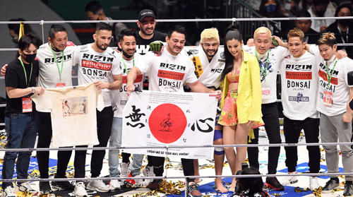 防衛に成功したホベルト・サトシ・ソウザ（左から7人目）らは記念撮影する（撮影・滝沢徹郎）