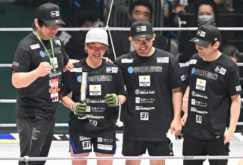 SARAMIに勝利しセコンドと記念撮影する浅倉（撮影・滝沢徹郎）