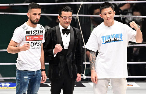 対戦が決まったクレベル・コイケ（左）と萩原（右）はポーズを決める。中央は榊原信行CEO（撮影・滝沢徹郎）