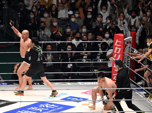 引退試合で上田（右）にTKO勝ちし喜ぶ高阪（撮影・滝沢徹郎）