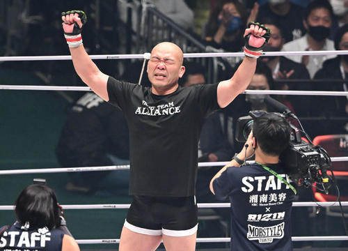 上田にTKO勝ちし男泣きする高阪（撮影・滝沢徹郎）