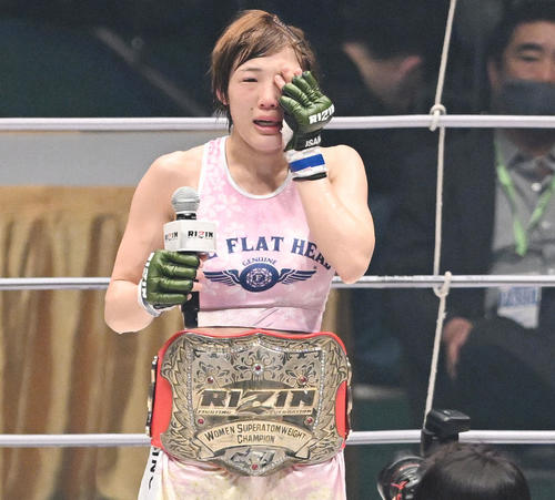 新チャンピオンとなった伊沢は涙ながらにあいさつする（撮影・滝沢徹郎）