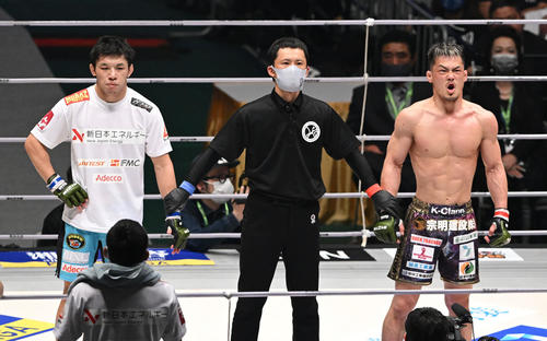 判定で斎藤（左）に勝利した牛久は気合の入った表情を見せる（撮影・滝沢徹郎）