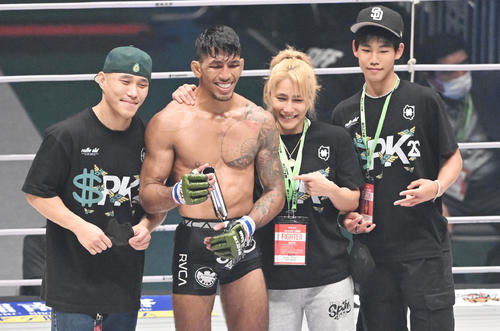 芦田に勝利したカイル・アグォン（左から2人目）は山本美憂（左から3人目）らセコンドと記念撮影する（撮影・滝沢徹郎）