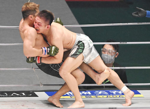 アラン“ヒロ”ヤマニハ（左）をテイクダウンする元谷（撮影・滝沢徹郎）