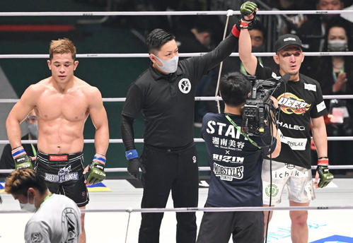 アラン“ヒロ”ヤマニハ（左）に判定勝ちした元谷（撮影・滝沢徹郎）