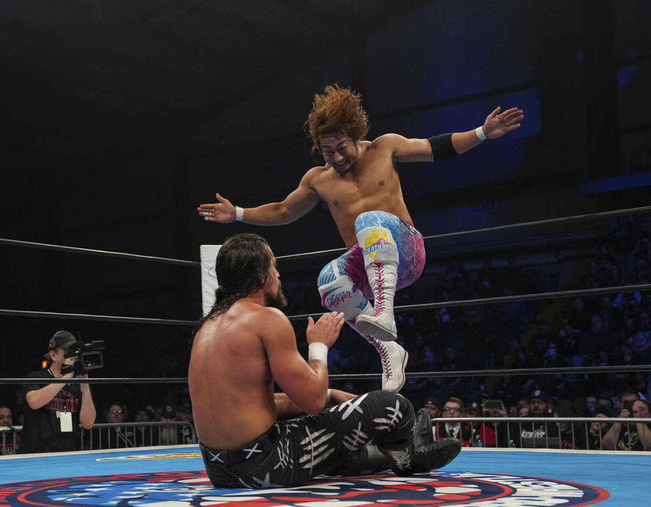 ホワイトを攻める海野（奥）（提供・新日本プロレス）