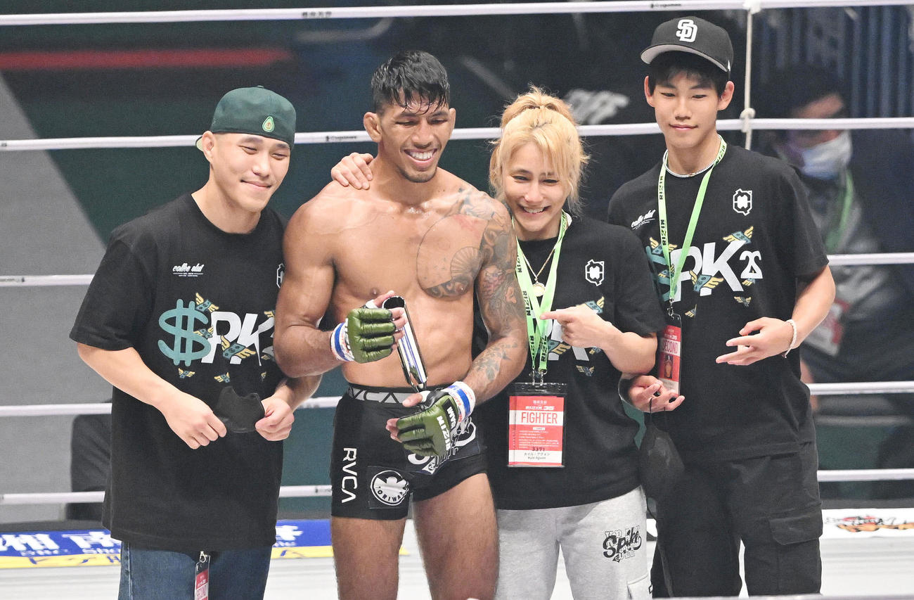 芦田に勝利したカイル・アグォン（左から2人目）は山本美憂（左から3人目）らセコンドと記念撮影する（撮影・滝沢徹郎）
