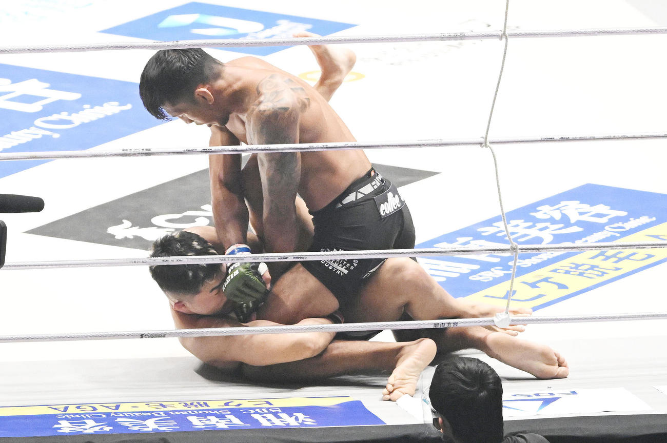 芦田（下）にパンチを見舞うカイル・アグォン（撮影・滝沢徹郎）