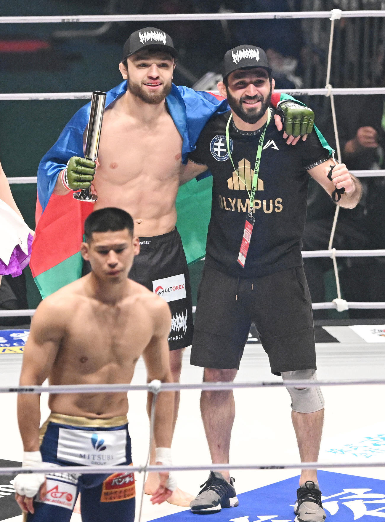 中島（手前）に勝利しセコンドと記念撮影するケラモフ（奥左）（撮影・滝沢徹郎）