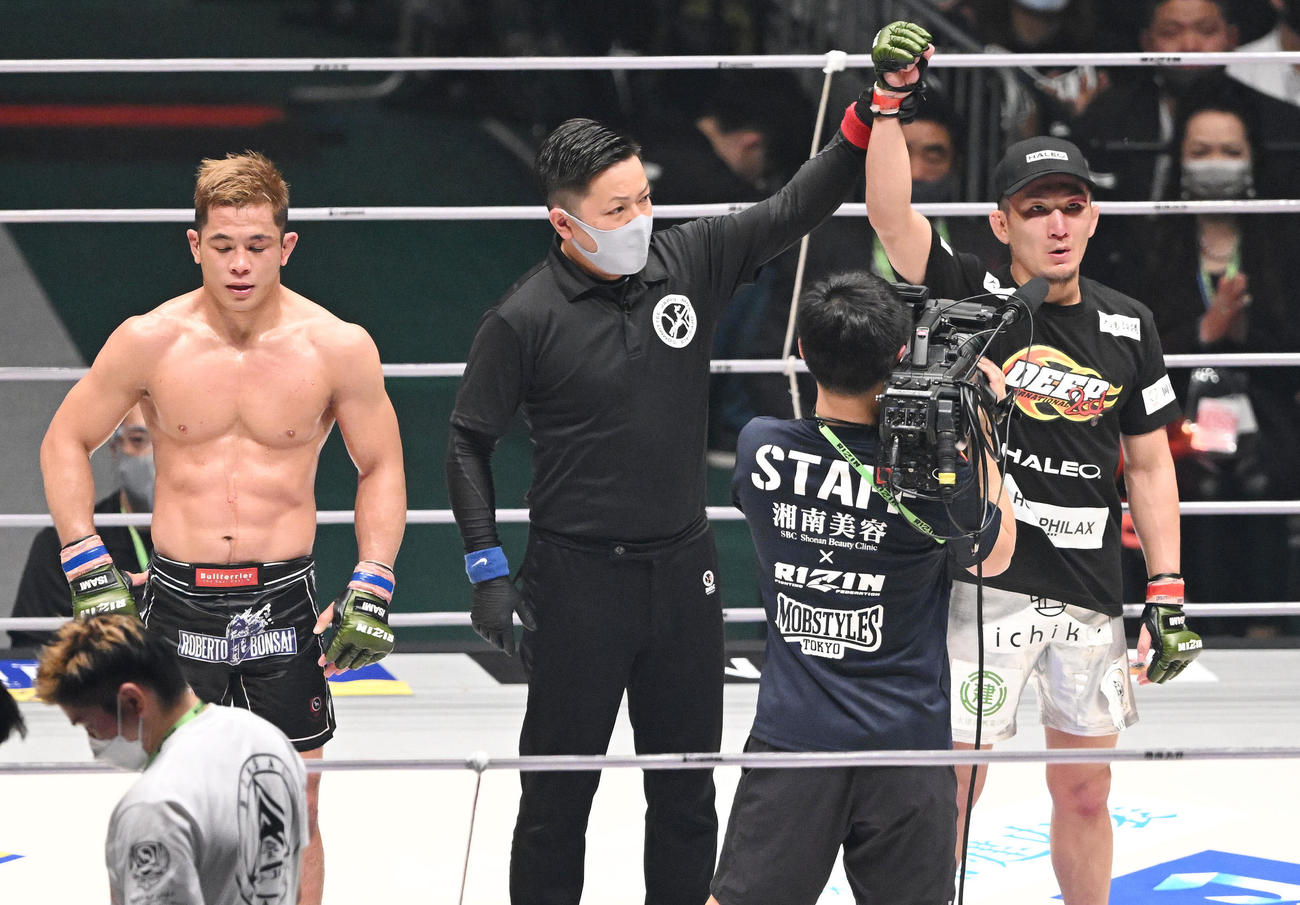 アラン“ヒロ”ヤマニハ（左）に判定勝ちした元谷（撮影・滝沢徹郎）