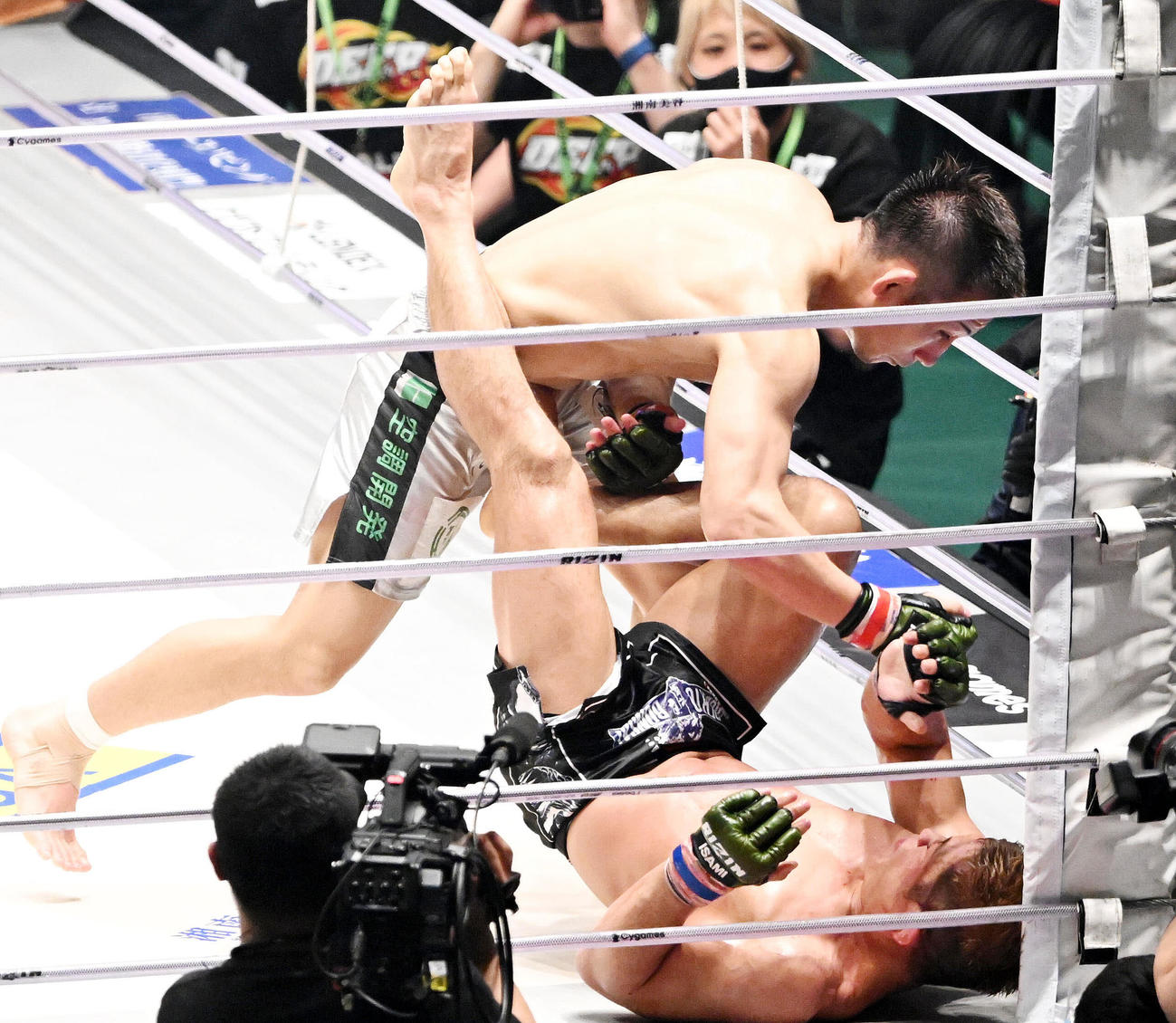 アラン“ヒロ”ヤマニハ（下）にパンチを見舞う元谷（撮影・滝沢徹郎）
