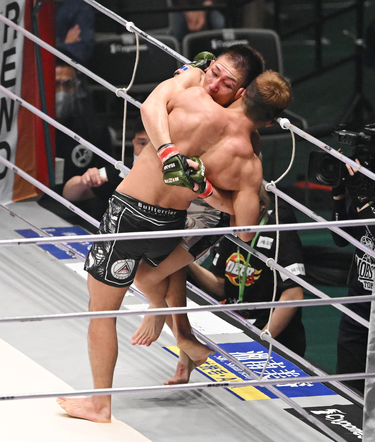 アラン“ヒロ”ヤマニハ（手前）を投げる元谷（撮影・滝沢徹郎）