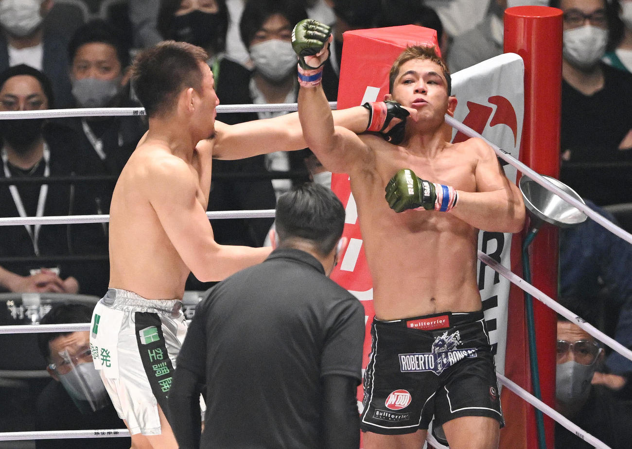 パンチを交錯させる元谷（左）とアラン“ヒロ”ヤマニハ（撮影・滝沢徹郎）