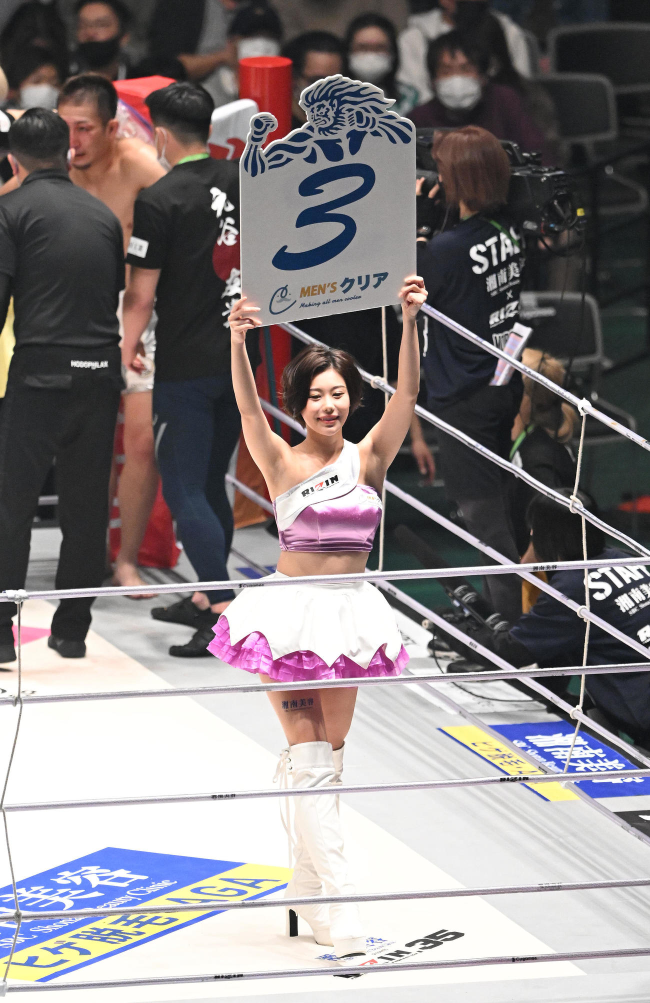 ラウンドを伝えるラウンドガール（撮影・滝沢徹郎）