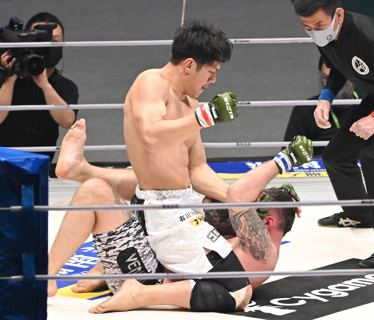 リハーズ・ビギス（下）にパンチを落とすシビサイ頌真（撮影・滝沢徹郎）