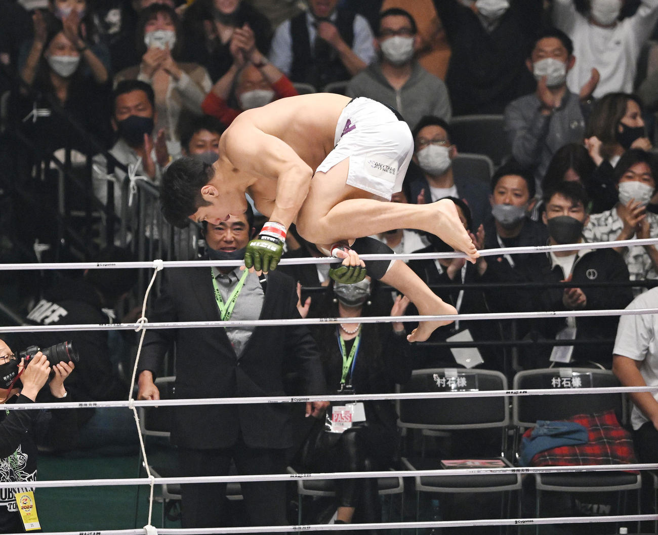 リハーズ・ビギスに勝利したシビサイ頌真はトップロープを飛び越える（撮影・滝沢徹郎）