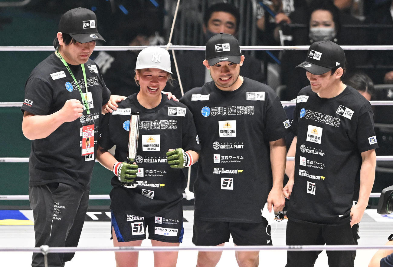SARAMIに勝利しセコンドと記念撮影する浅倉（撮影・滝沢徹郎）