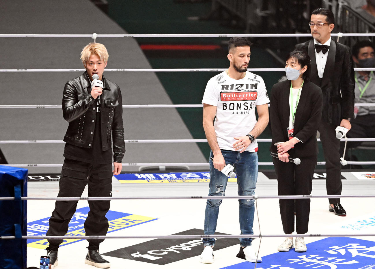 試合が決まりあいさつする三浦孝太（左）（撮影・滝沢徹郎）