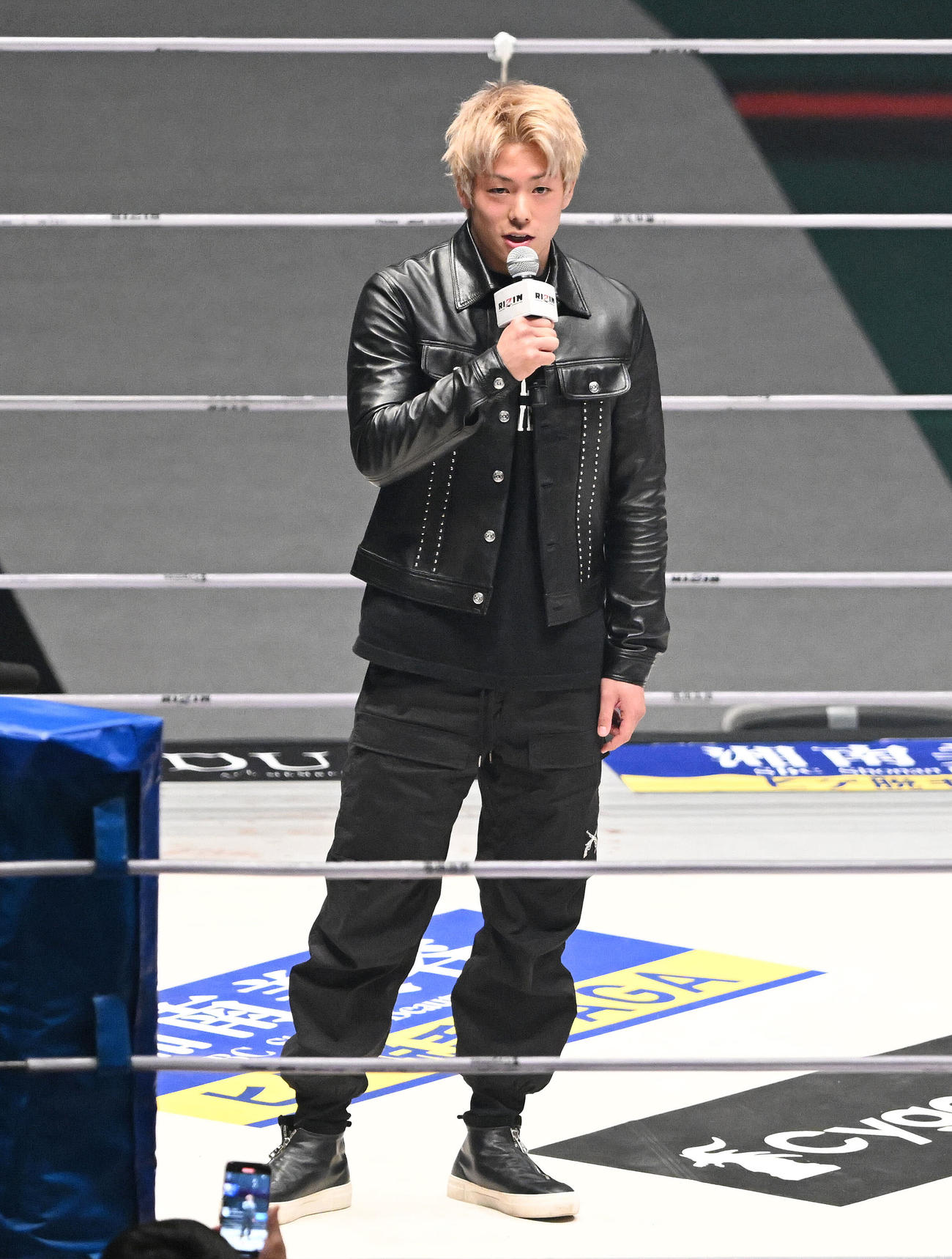 試合が決まりあいさつする三浦孝太（撮影・滝沢徹郎）
