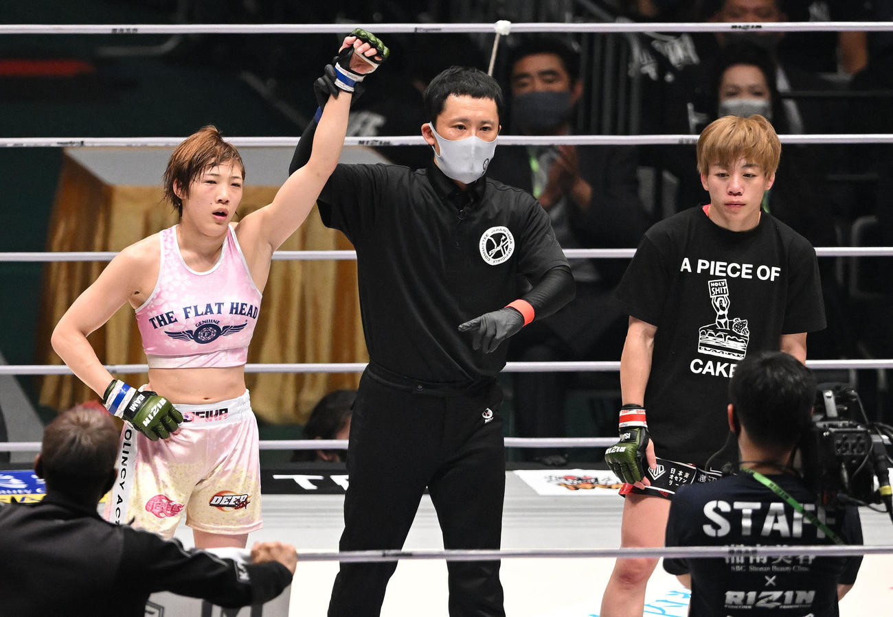 浜崎（右）に判定で勝利した伊沢（撮影・滝沢徹郎）