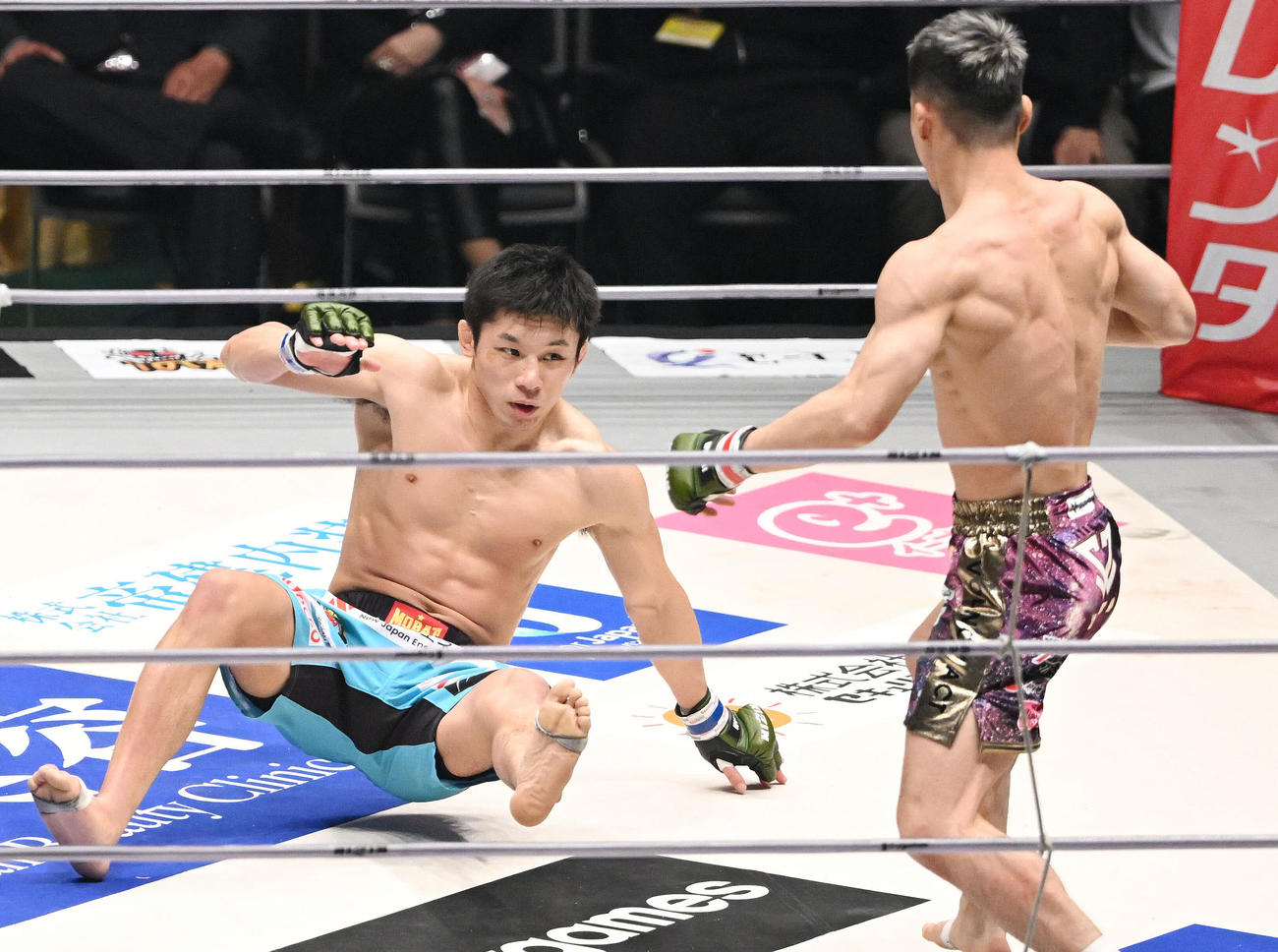 牛久（右）のハイキックにダウンする斎藤（撮影・滝沢徹郎）