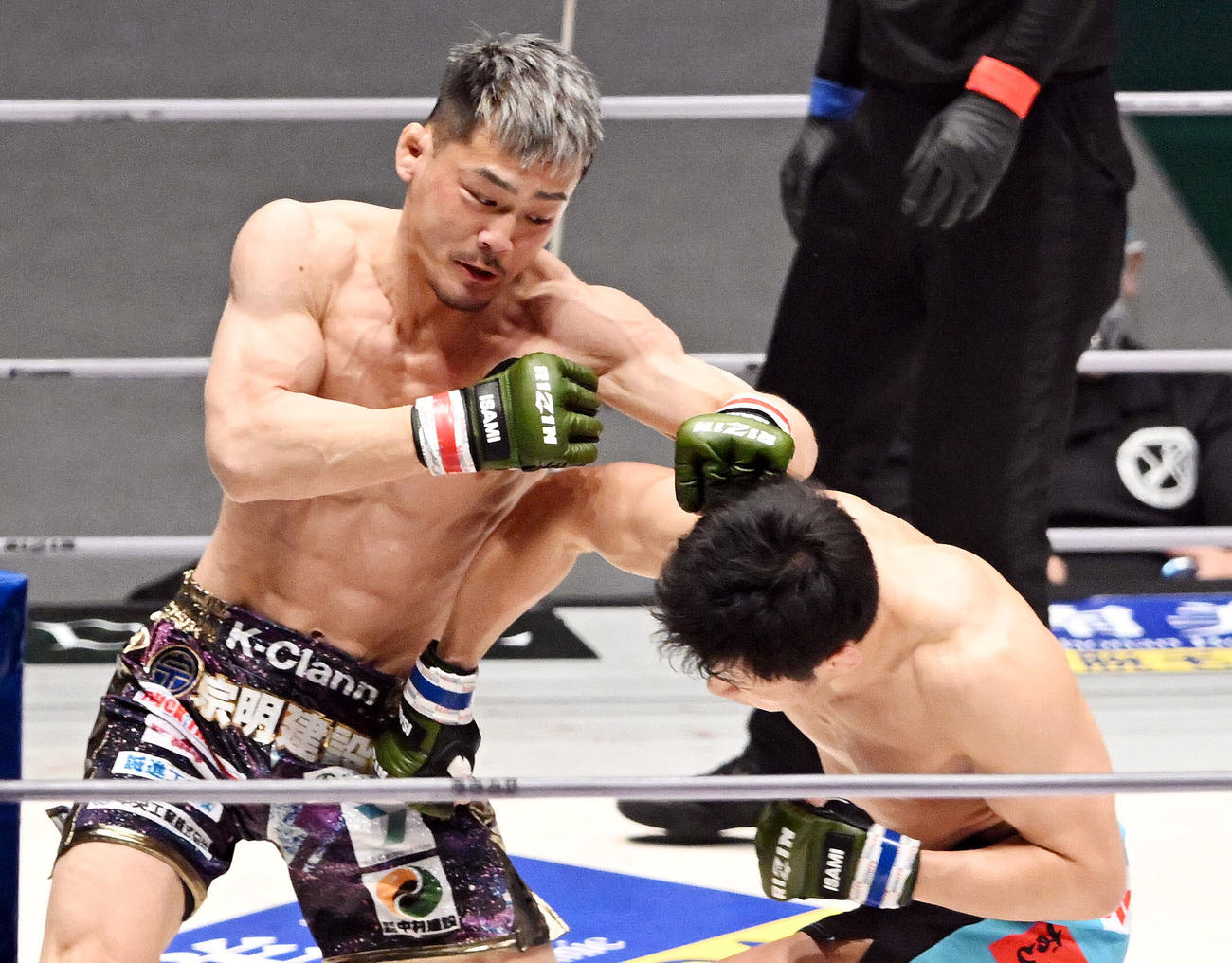 斎藤（右）にパンチを見舞う牛久（撮影・滝沢徹郎）
