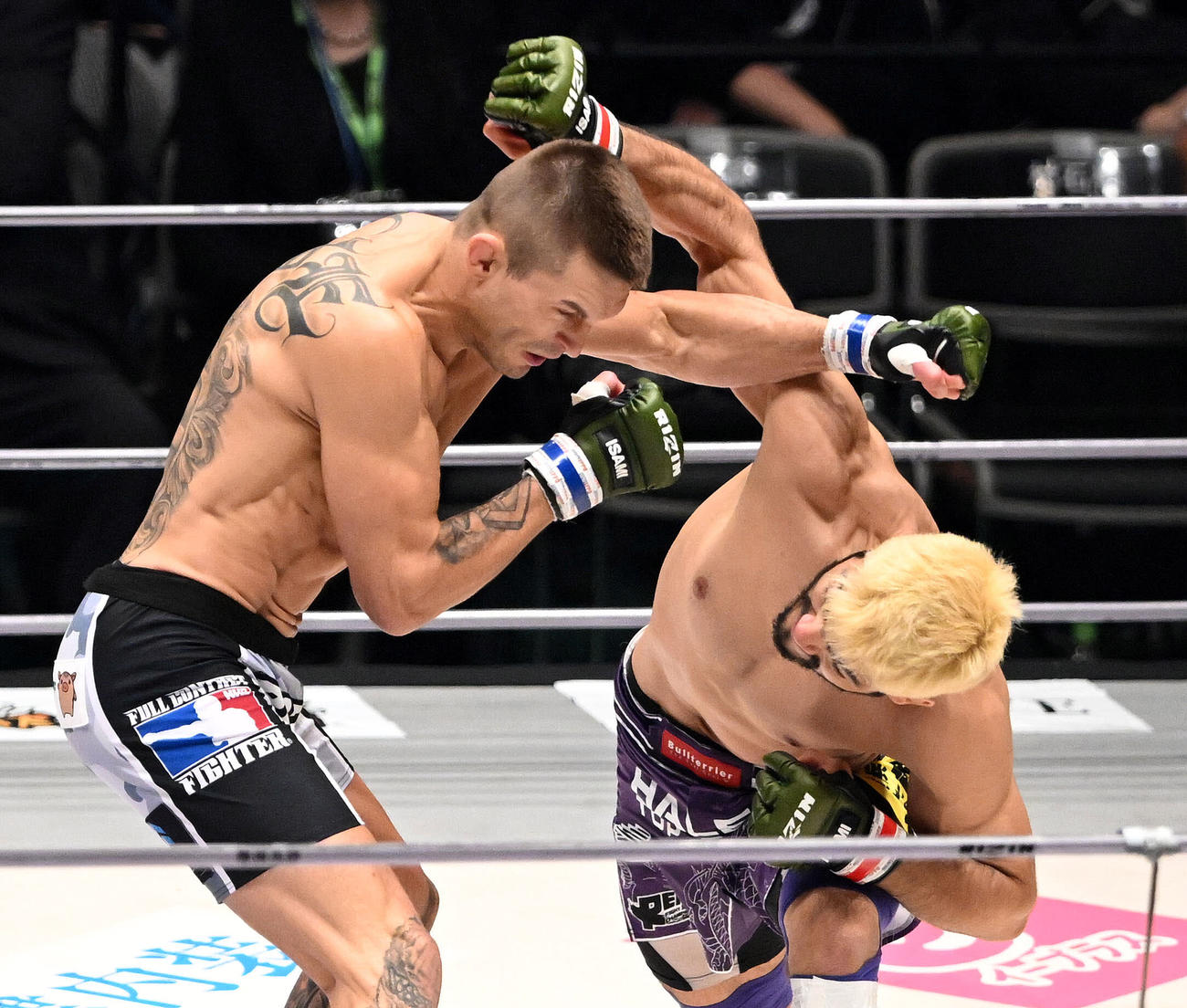 ジョニー・ケース（左）にパンチを見舞うホベルト・サトシ・ソウザ（撮影・滝沢徹郎）