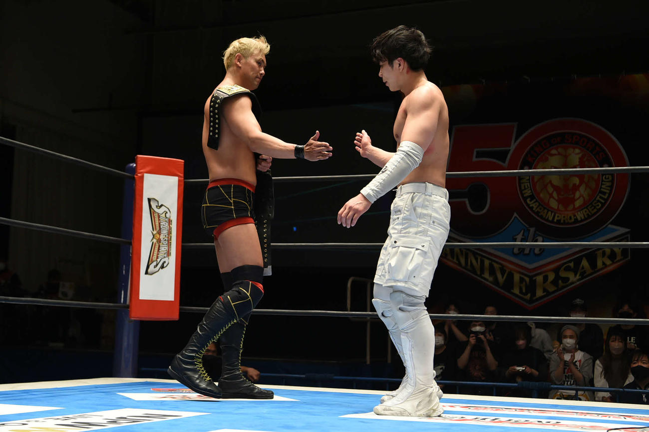 YOHとタッチをかわすオカダ（左）（提供・新日本プロレス）