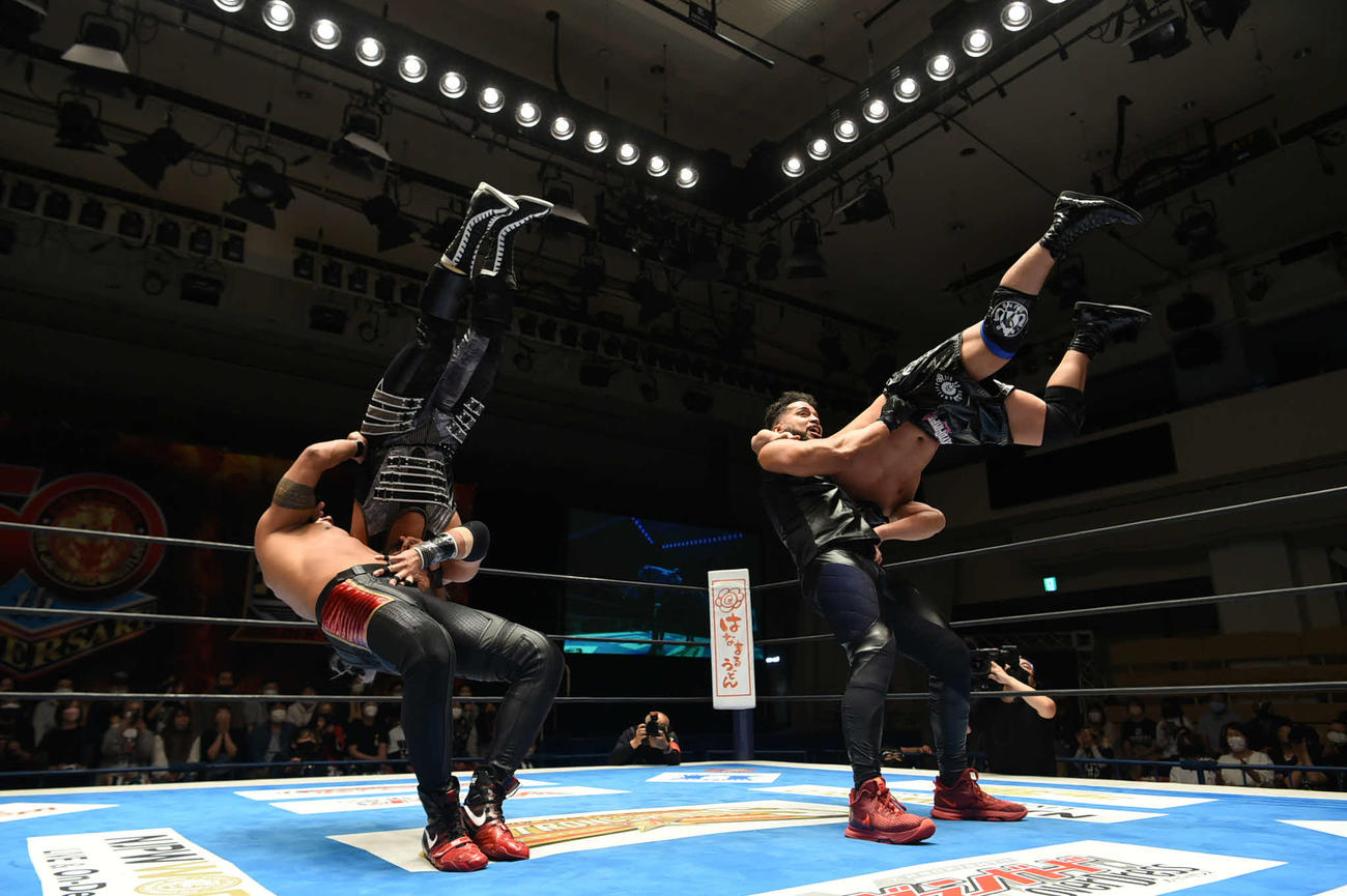 ロアとともに連携攻撃を見舞うトンガ（左）（提供・新日本プロレス）
