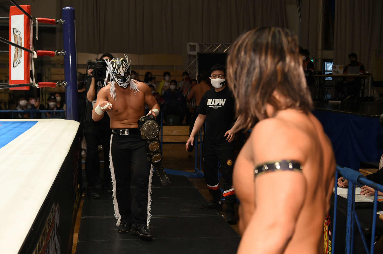 石森にベルトを見せつけるデスペラード（提供・新日本プロレス）