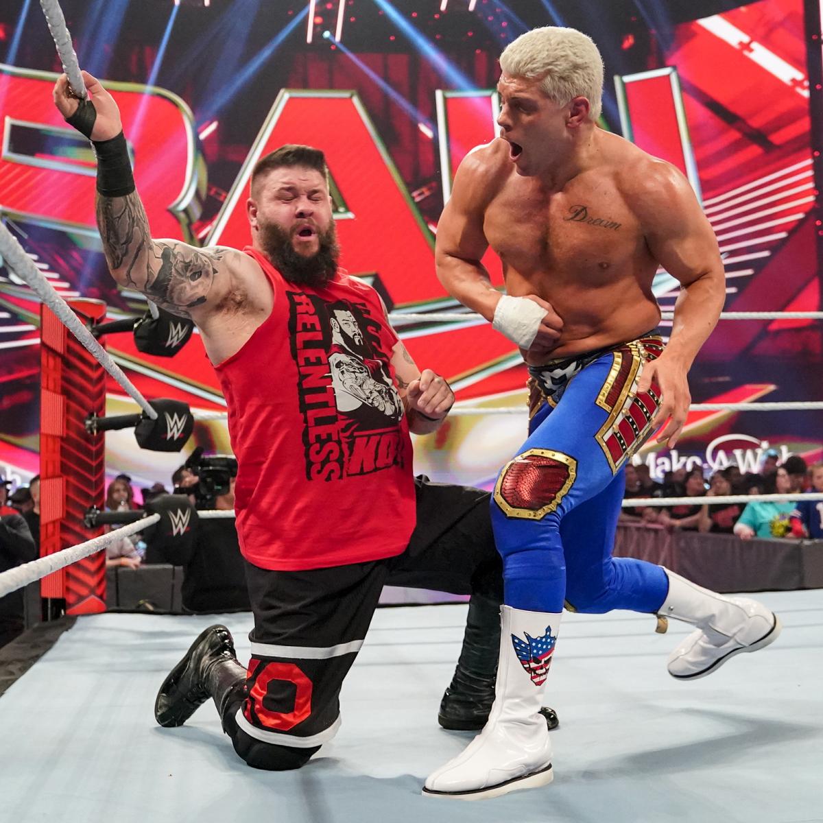 ケビン・オーエンズ（左）と激しい攻防を繰り広げたコーディ・ローデス（C）2022　WWE，　Inc.　All　Rights　Reserved.