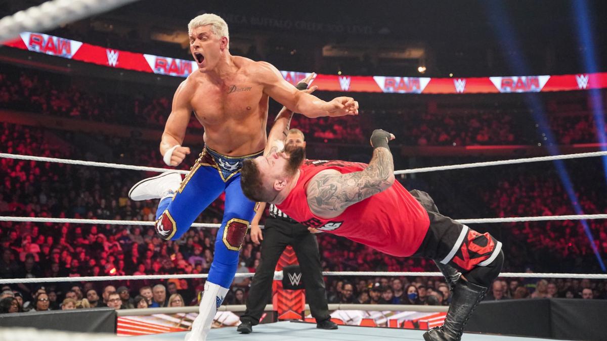 ケビン・オーエンズ（右）にクローズラインで攻めるコーディ・ローデス（C）2022　WWE，　Inc.　All　Rights　Reserved.