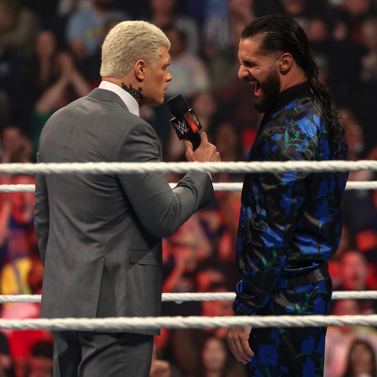 大会オープニングでセス“フリーキン”ロリンズ（右）と対峙（たいじ）したコーディ・ローデス（C）2022　WWE，　Inc.　All　Rights　Reserved.