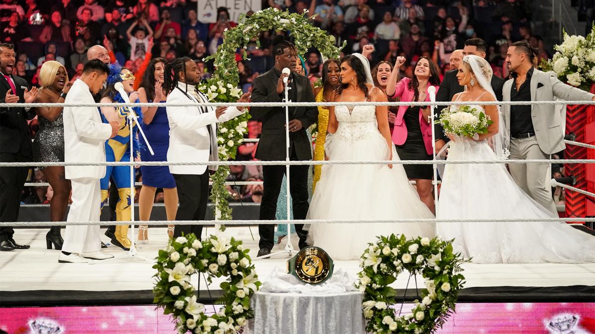 WWEマットでダブル結婚式が開催。最前列左端から戸沢、レジー、Rトゥルース、タミーナ、ブルックコピーライト2022 WWE, Inc. All Rights Reserved.