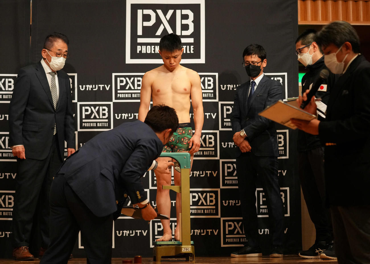 前日計量でリミットオーバーする石沢（左から3人目）（撮影・横山健太）