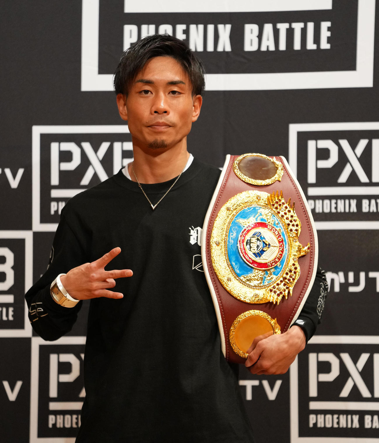 ベルトを手にポーズを決める谷口（撮影・横山健太）