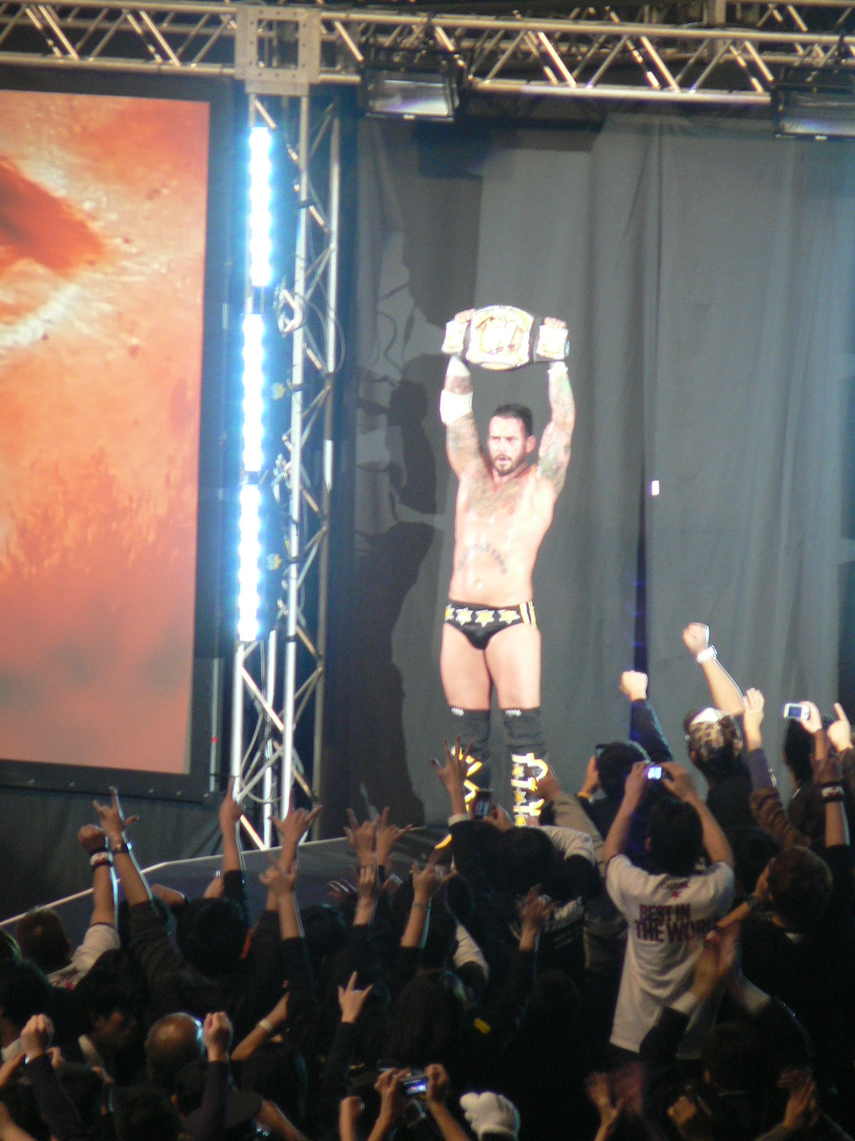 2011年11月30日、WWEヘビー級王座防衛に成功したCMパンク