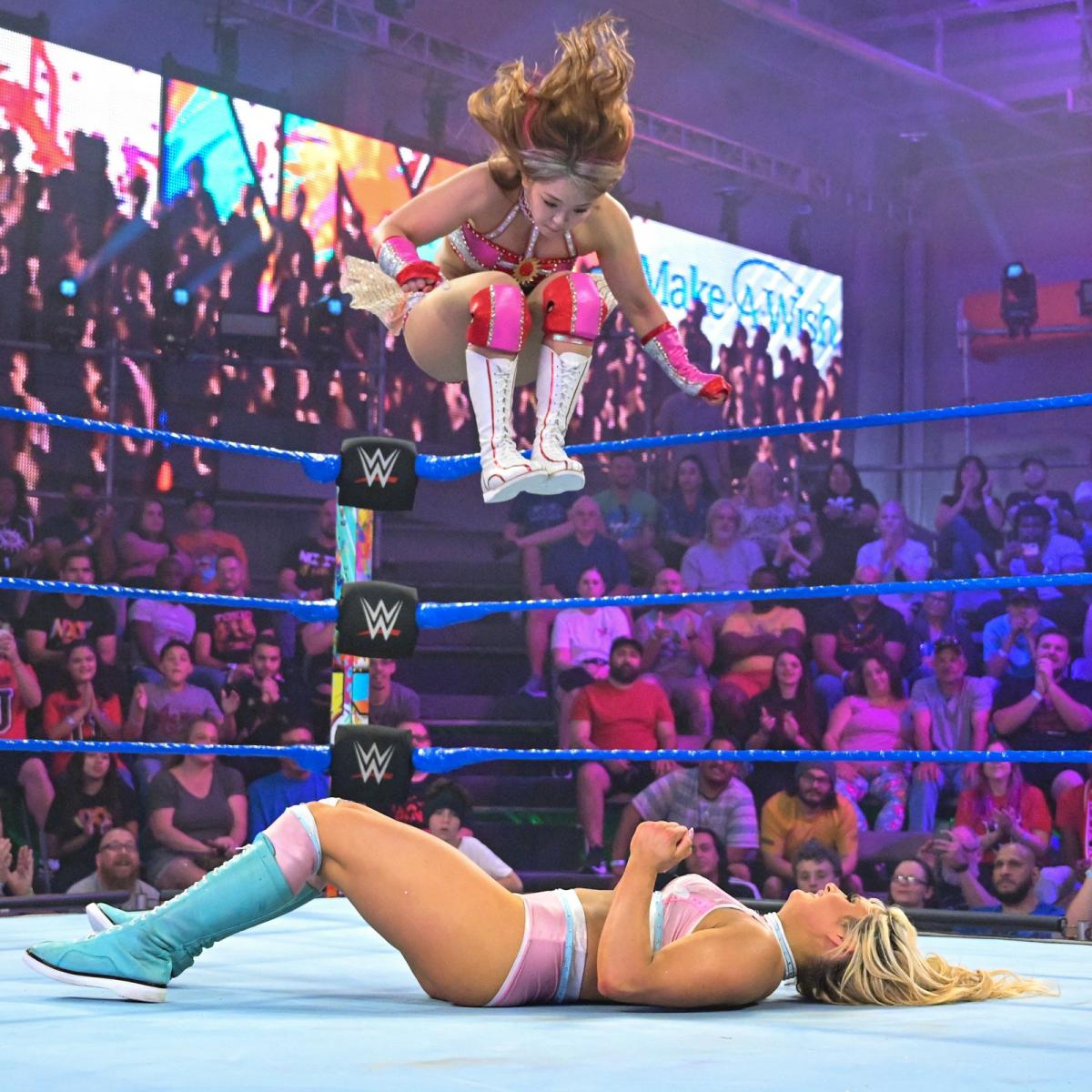 ストラットン（下）にダブルストンプを狙うサレイ（C）2022 WWE, Inc. All Rights Reserved.
