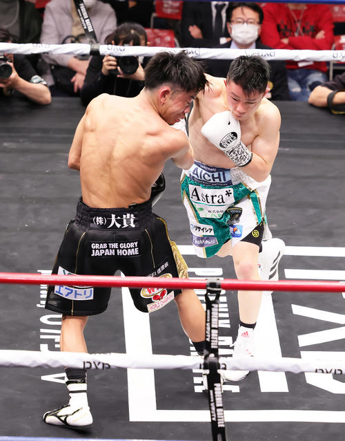 3回、石沢（右）は谷口を攻める（撮影・足立雅史）