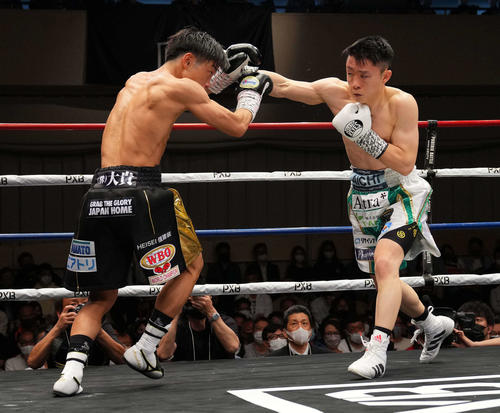 2回、谷口（左）にパンチを放つ石沢（撮影・横山健太）