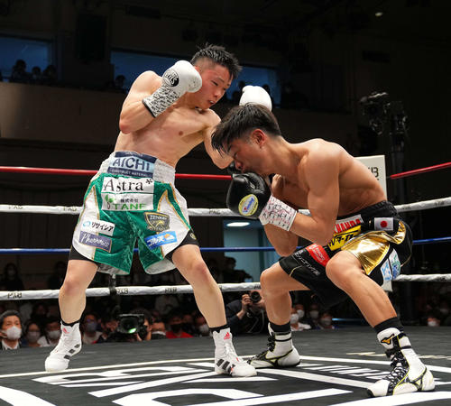3回、谷口（右）にパンチを放つ石沢（撮影・横山健太）