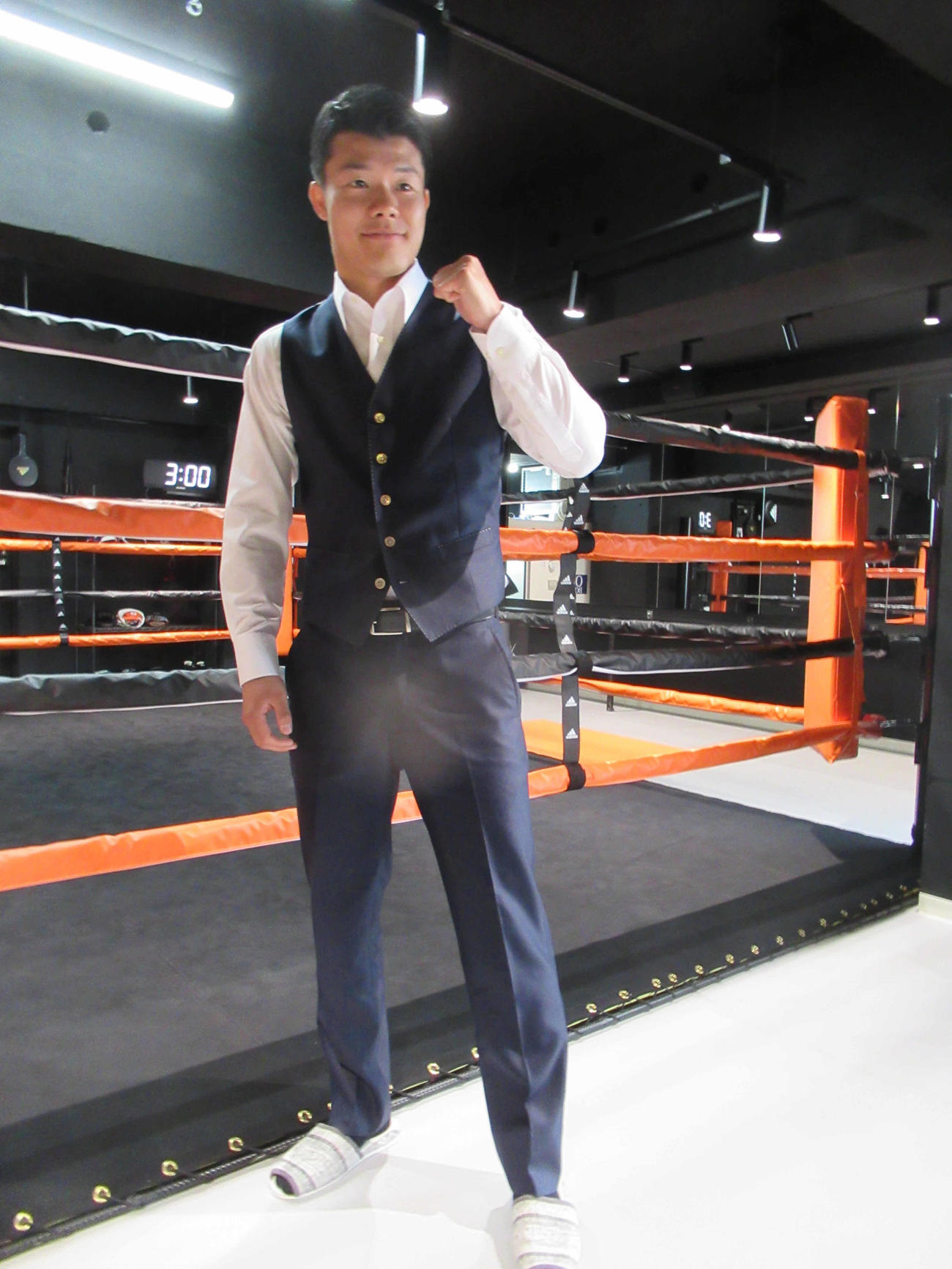 新たな所属先、西宮市内のジムで会見に臨んだ亀田和毅（撮影・実藤健一）