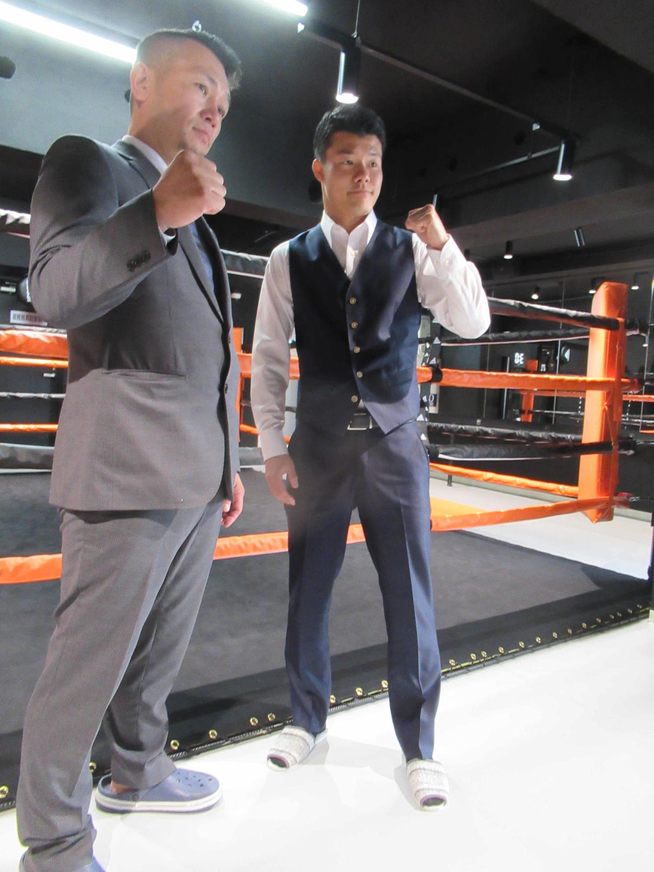 新たな所属先、西宮市のTRYBOXジムで会見に臨んだ亀田和毅（右）とジムの西山会長（撮影・実藤健一）