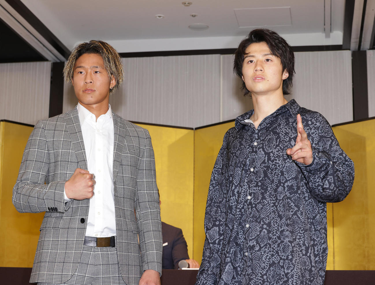対戦する鈴木真彦（左）と金子晃大（撮影・中島郁夫）